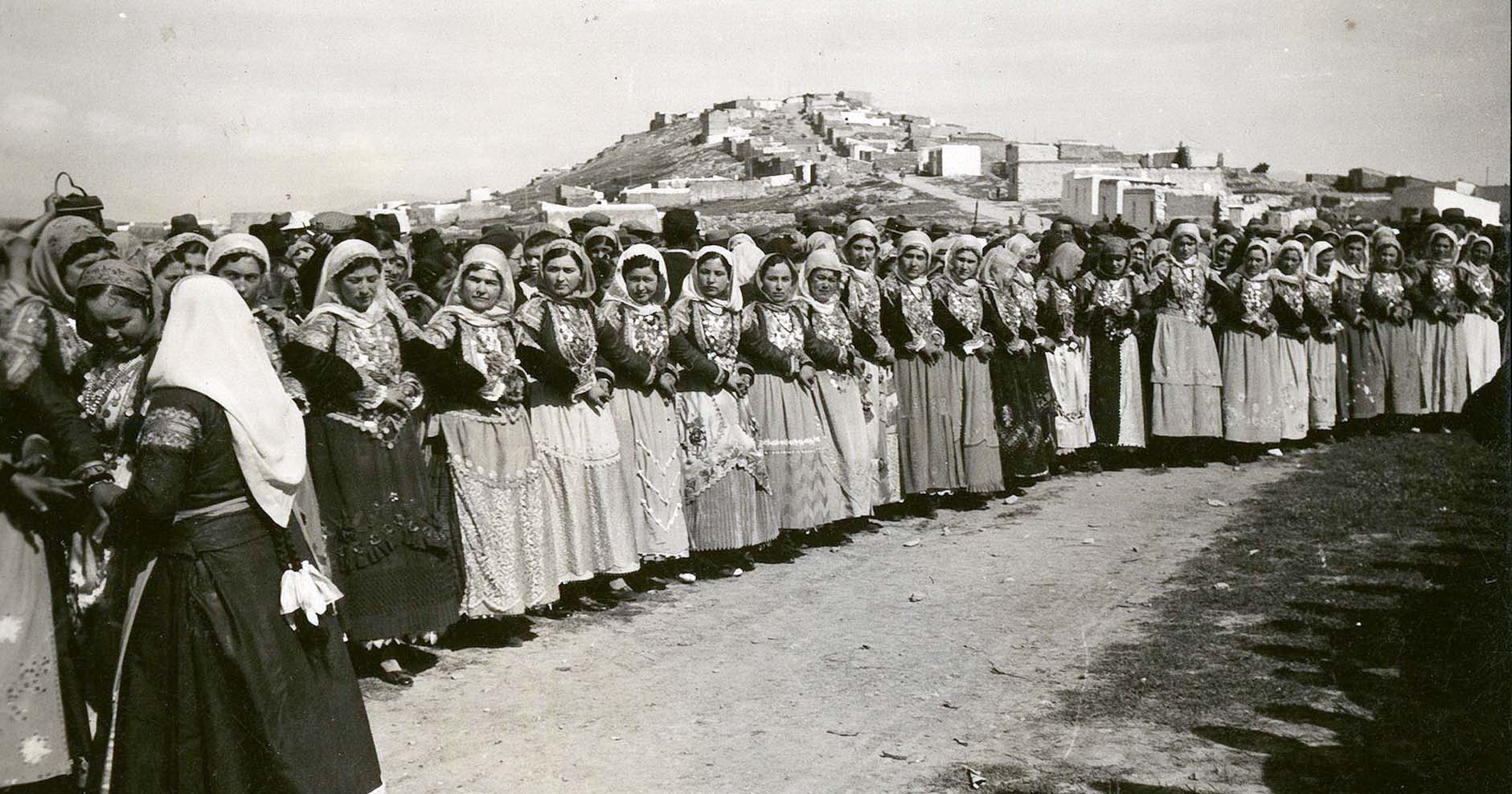 Μέγαρα. Γυναίκες με παραδοσιακές ε