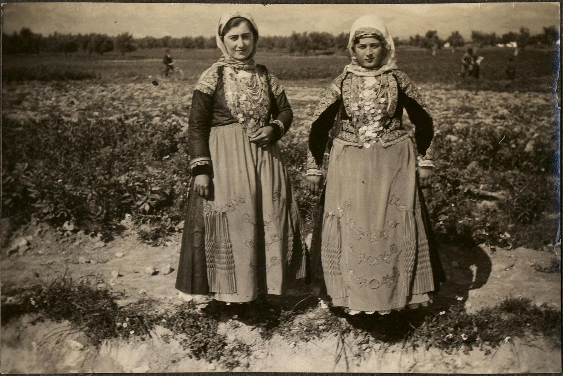 Γυναίκες με παραδοσιακές ενδυμασίες (3)