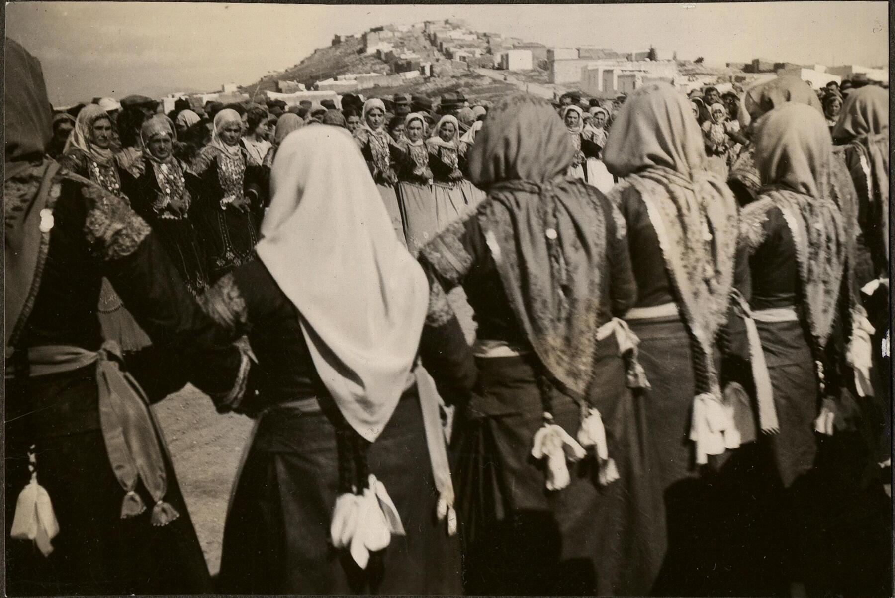 Γυναίκες με παραδοσιακές ενδυμασίες (2)