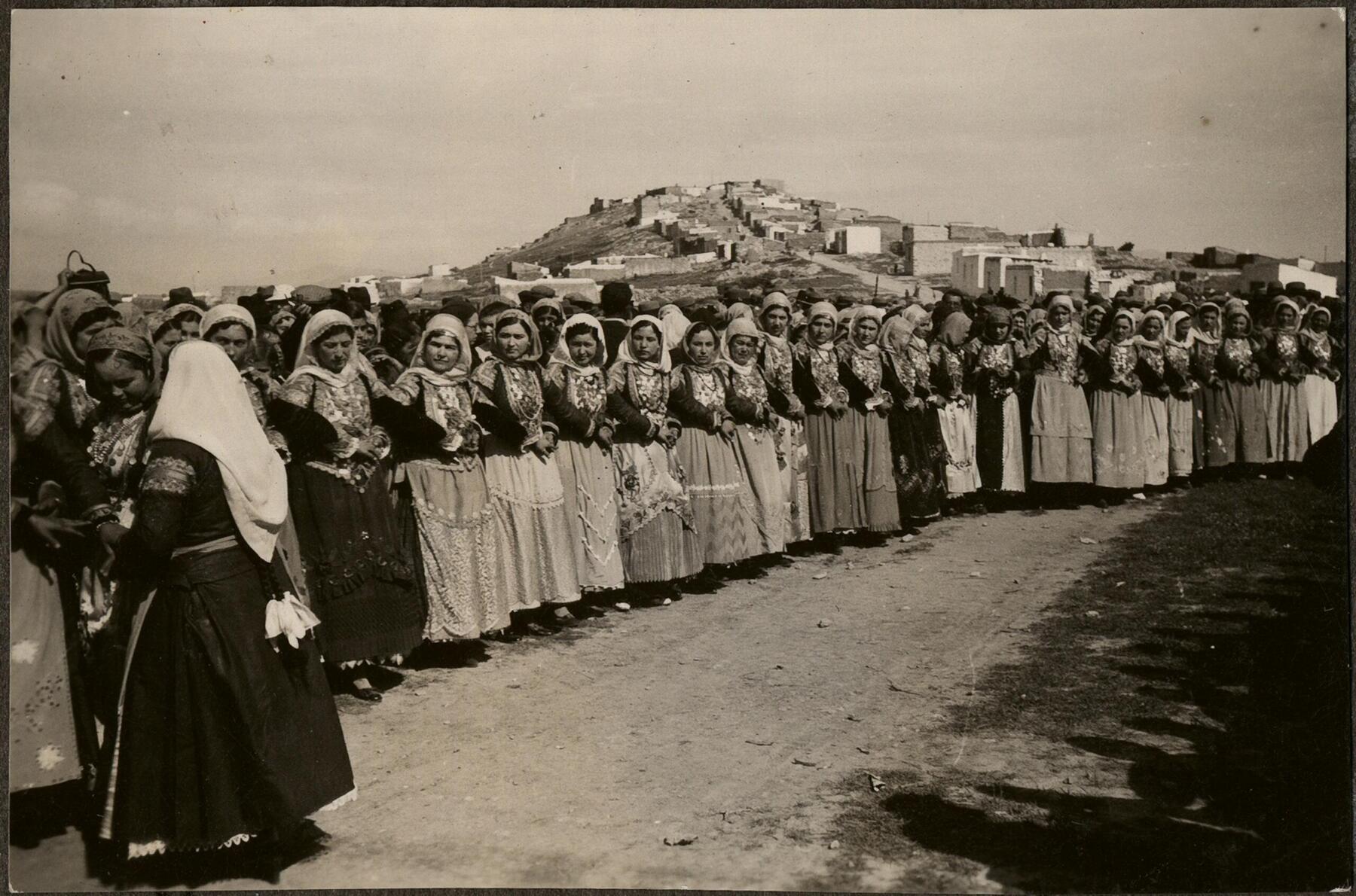 Γυναίκες με παραδοσιακές ενδυμασίες (1)