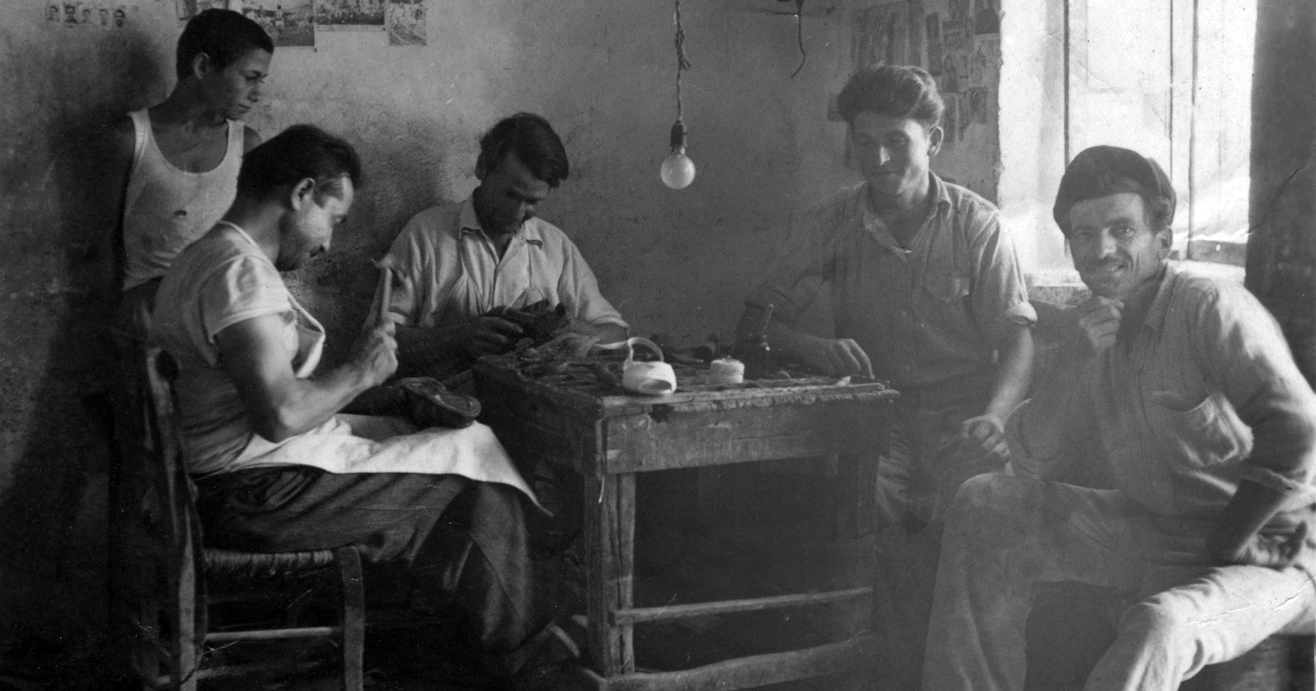 Εν ώρα εργασίας στο τσαγκάρικο